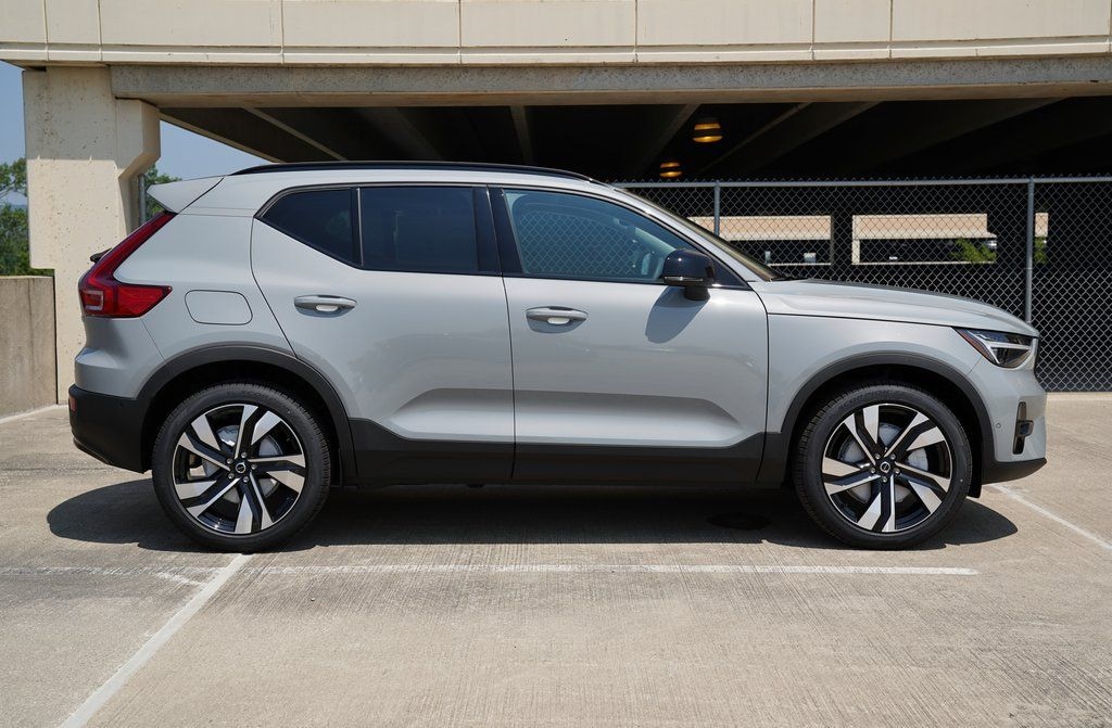 New 2026 Volvo XC40 B5 Ultra SUV