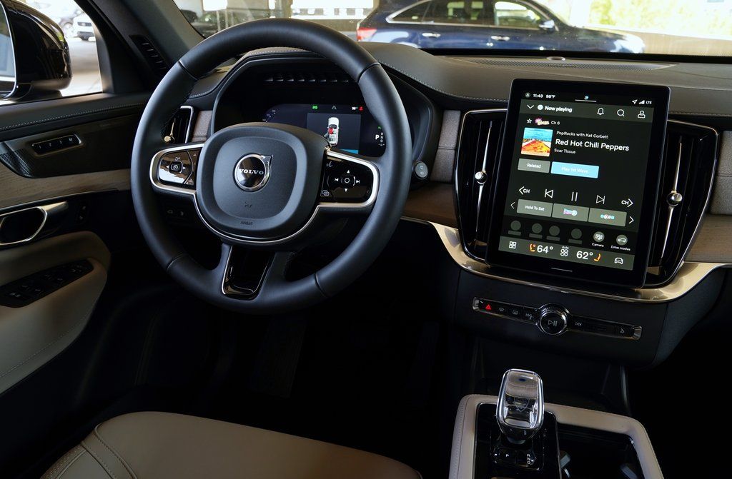2026 Volvo XC90 Plus - Photo 12