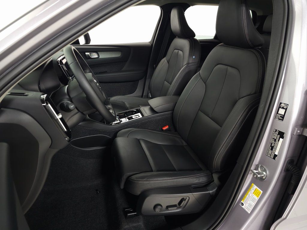 2026 Volvo XC40 Plus - Photo 11