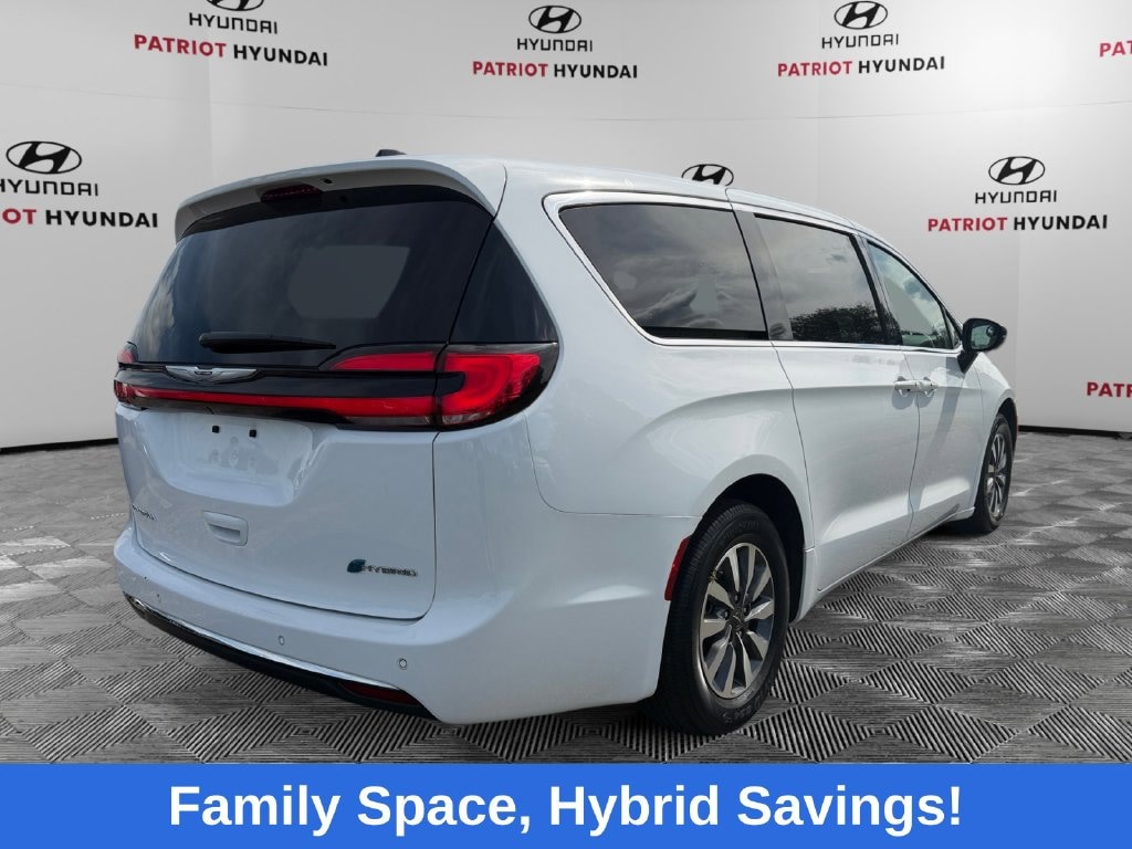 Used 2024 Chrysler Pacifica Hybrid Select Minivan/Van