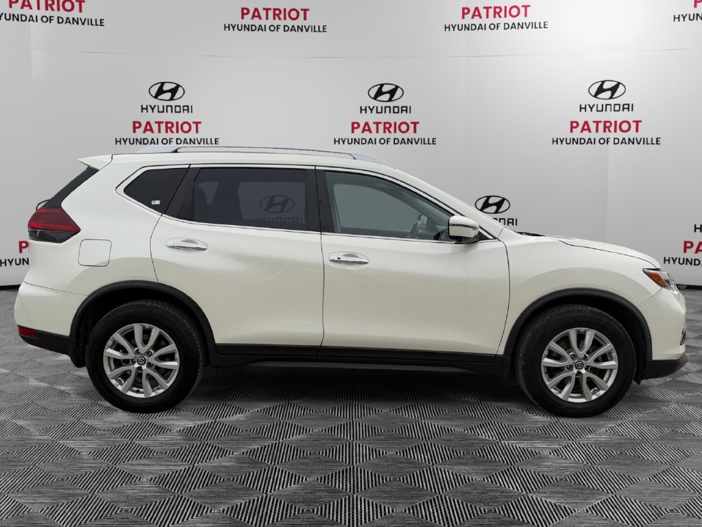 Used 2018 Nissan Rogue SV with VIN JN8AT2MV8JW317332 for sale in Danville, IL