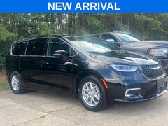 2025 Chrysler Pacifica Select Van Passenger Van