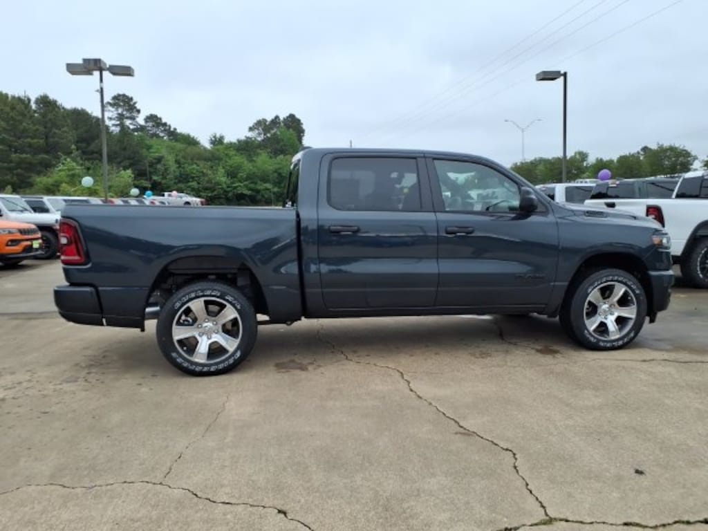 New 2026 Ram 1500 EXPRESS CREW CAB 4X2 5'7 BOX Pickup