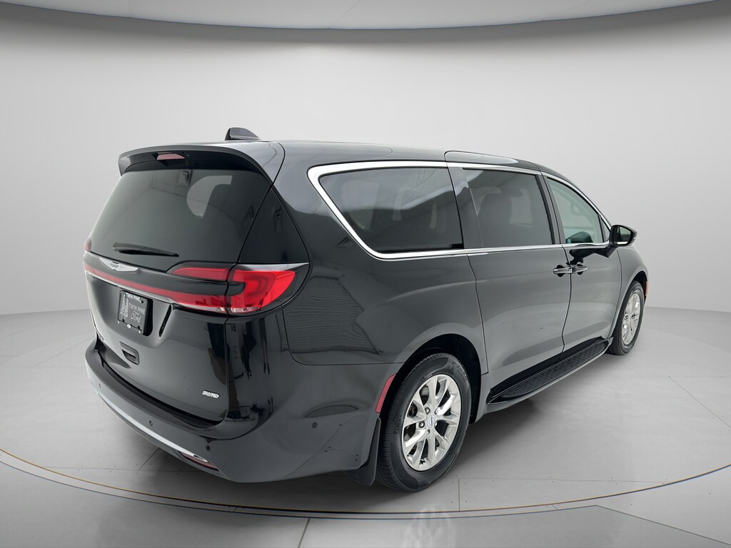 Used 2023 Chrysler Pacifica Touring L Minivan/Van