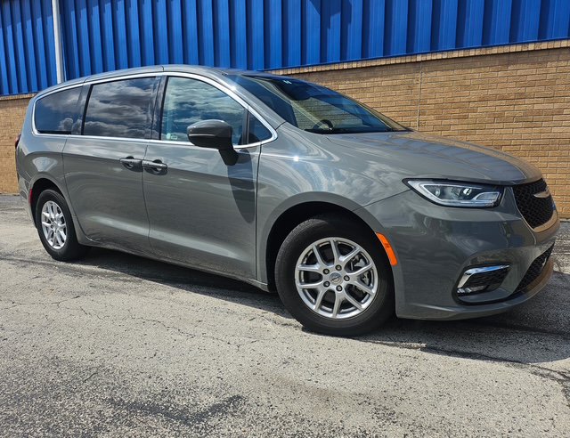 Used 2023 Chrysler Pacifica Touring L Minivan/Van