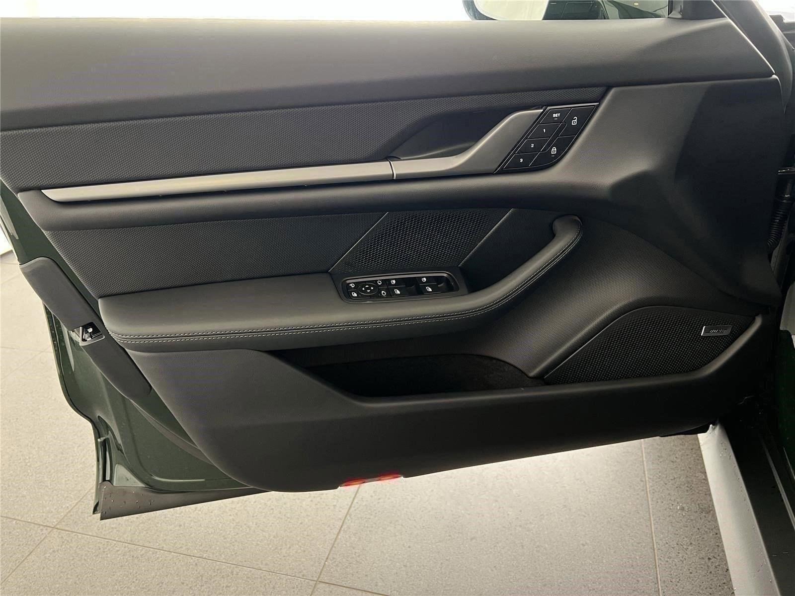 2026 Porsche Taycan Base - Photo 15
