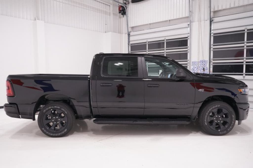 New 2027 Ram 1500 EXPRESS CREW CAB 4X4 5'7 BOX Pickup