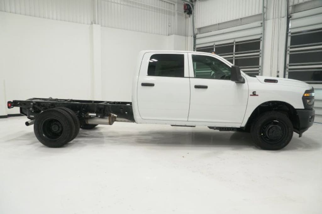 New 2026 Ram 3500 Chassis Cab TRADESMAN CREW 4X4 60' CA Pickup