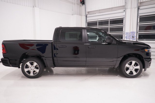 New 2027 Ram 1500 EXPRESS CREW CAB 4X2 5'7 BOX Pickup
