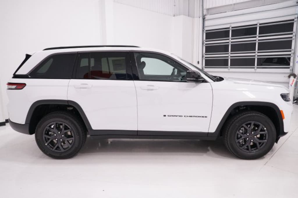 New 2027 Jeep Grand Cherokee LAREDO ALTITUDE 4X2 Sport Utility