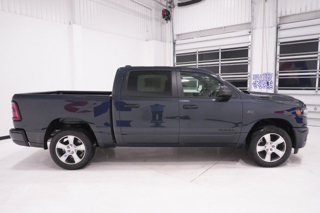 New 2027 Ram 1500 EXPRESS CREW CAB 4X2 5'7 BOX Pickup
