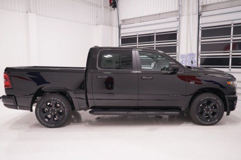 New 2027 Ram 1500 EXPRESS CREW CAB 4X4 5'7 BOX Pickup