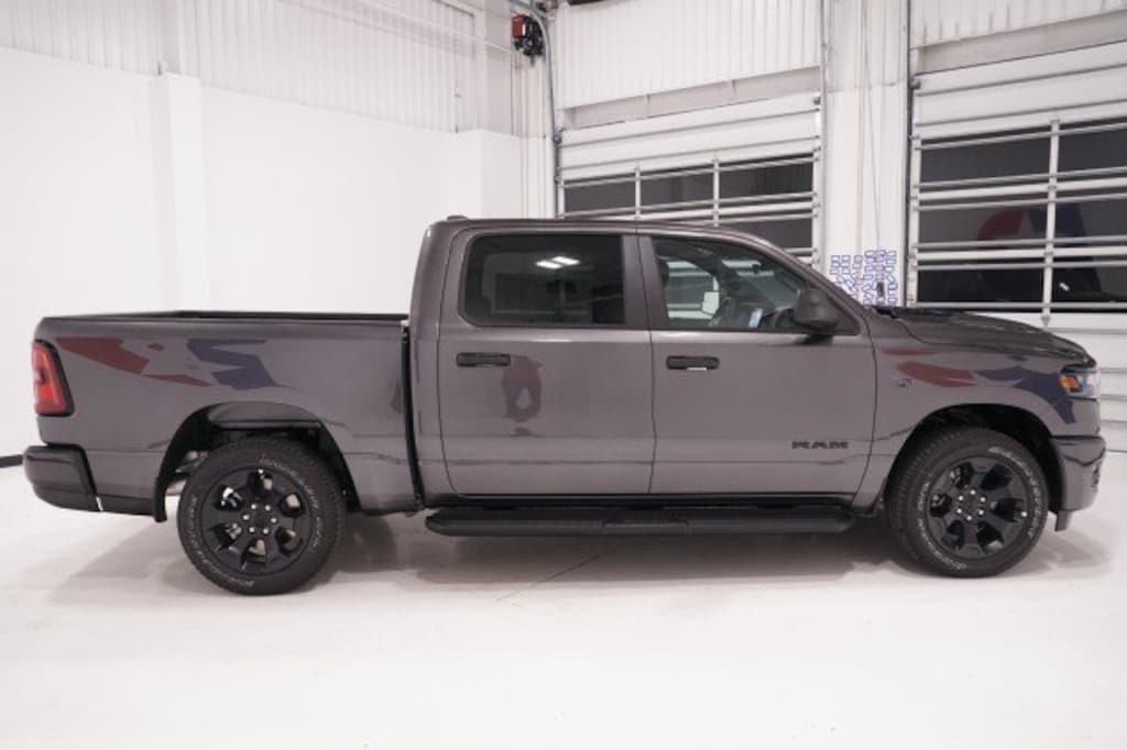 New 2027 Ram 1500 EXPRESS CREW CAB 4X4 5'7 BOX Pickup