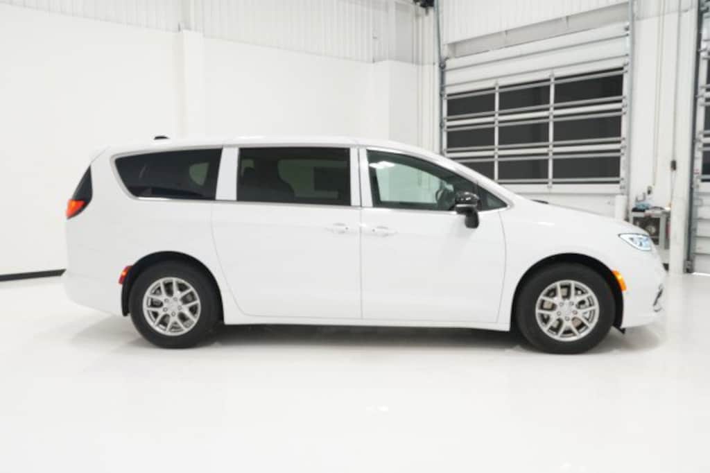 New 2026 Chrysler Pacifica SELECT Passenger Van