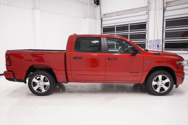 New 2027 Ram 1500 EXPRESS CREW CAB 4X2 5'7 BOX Pickup