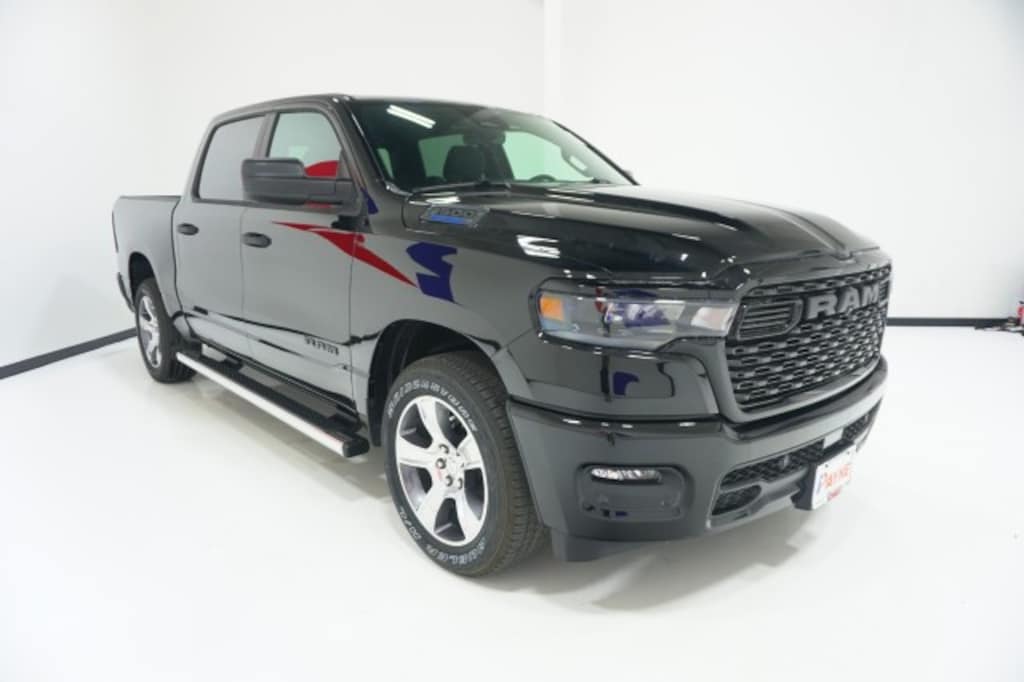 New 2026 Ram 1500 EXPRESS CREW CAB 4X2 5'7 BOX Pickup