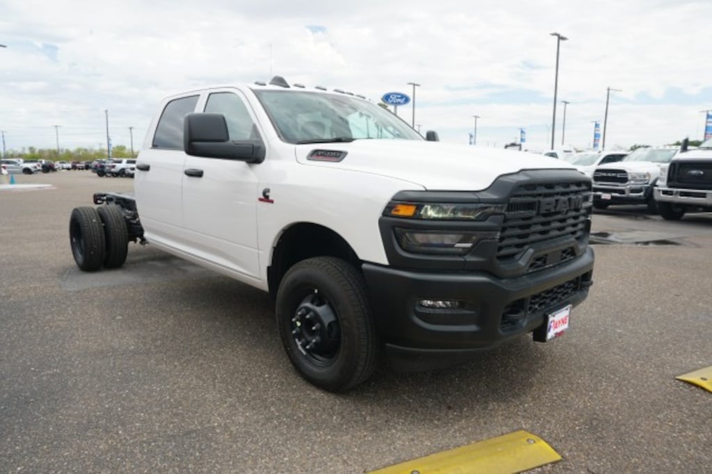 New 2026 Ram 3500 Chassis Cab TRADESMAN CREW 4X4 60' CA Pickup