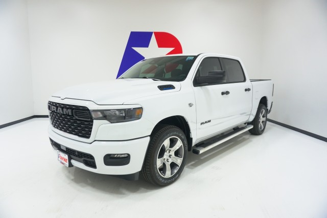 2026 Ram 1500 EXPRESS CREW CAB 4X2 5'7 BOX Pickup