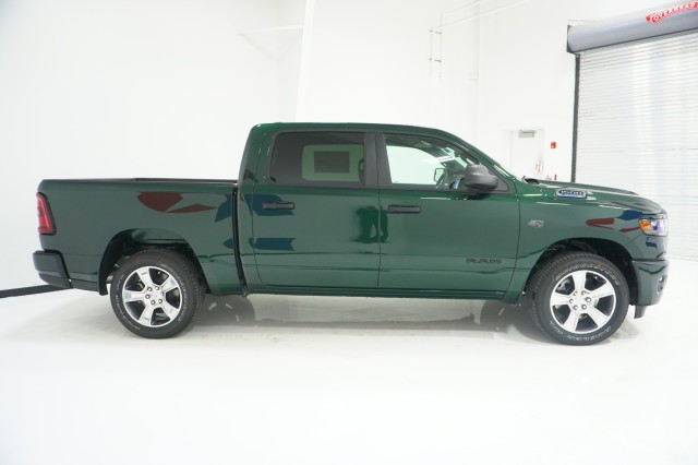 New 2027 Ram 1500 EXPRESS CREW CAB 4X2 5'7 BOX Pickup