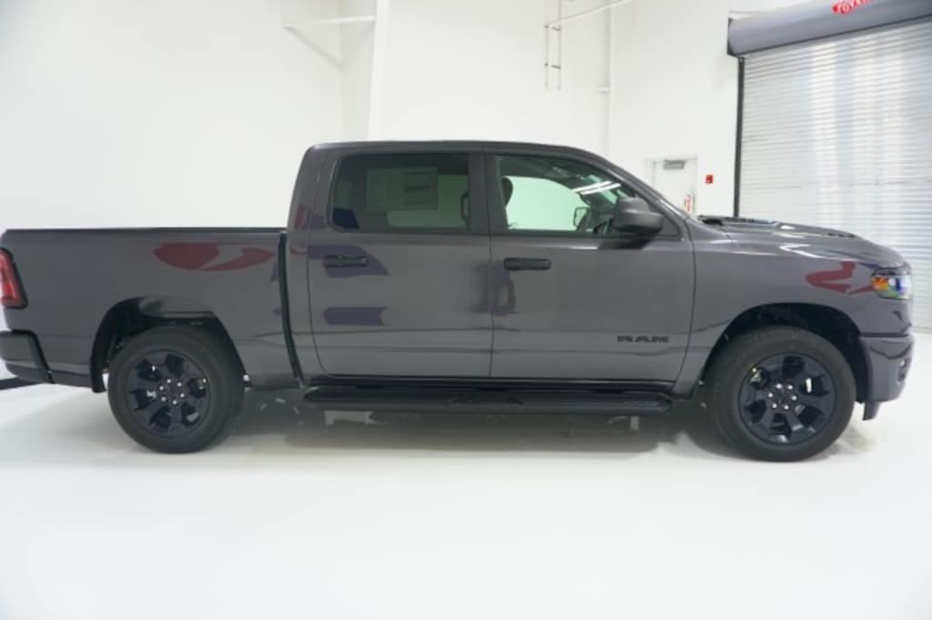 New 2026 Ram 1500 EXPRESS CREW CAB 4X4 5'7 BOX Pickup