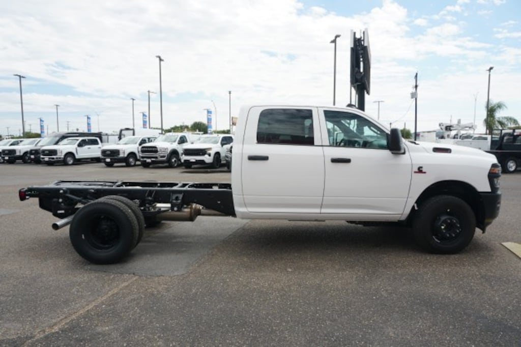 New 2026 Ram 3500 Chassis Cab TRADESMAN CREW 4X4 60' CA Pickup