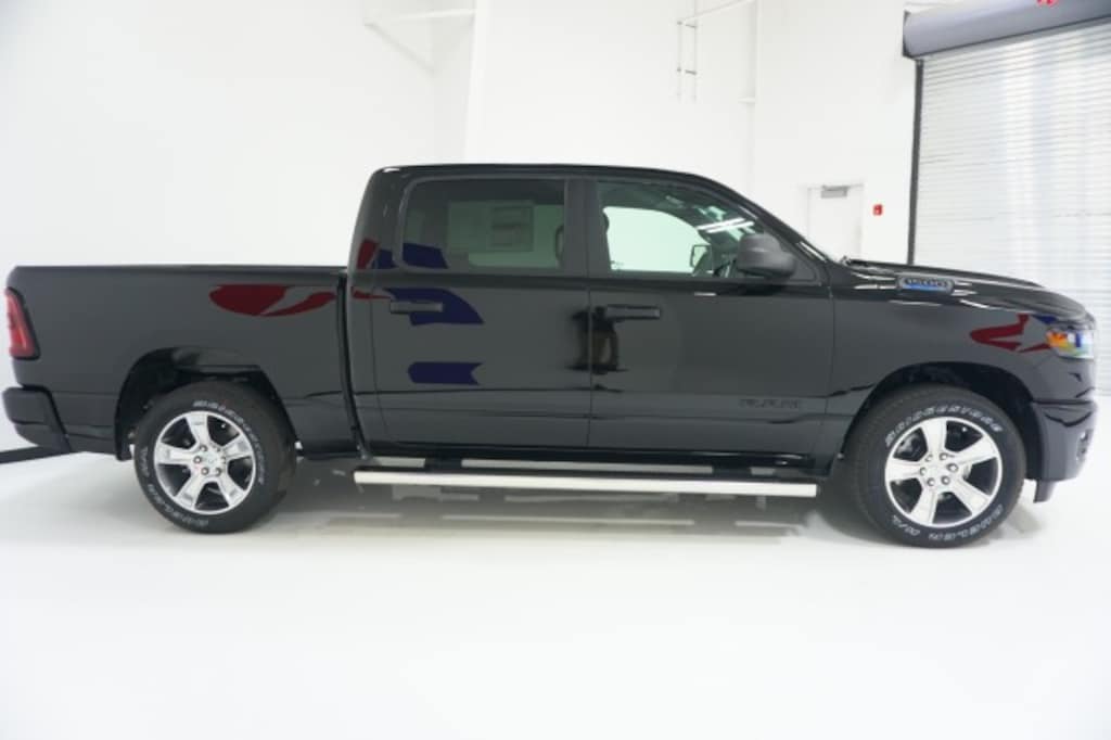 New 2026 Ram 1500 EXPRESS CREW CAB 4X2 5'7 BOX Pickup
