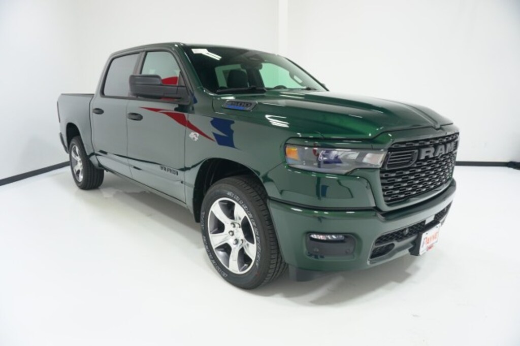 New 2026 Ram 1500 EXPRESS CREW CAB 4X2 5'7 BOX Pickup