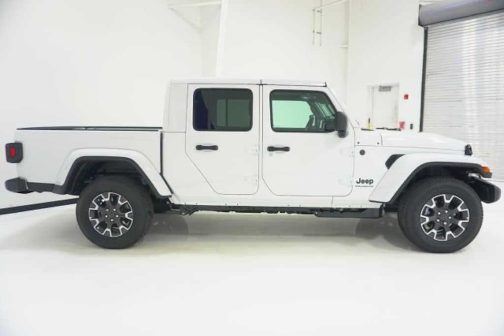 New 2026 Jeep Gladiator SAHARA 4X4 Pickup