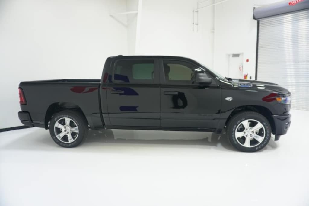New 2026 Ram 1500 EXPRESS CREW CAB 4X2 5'7 BOX Pickup