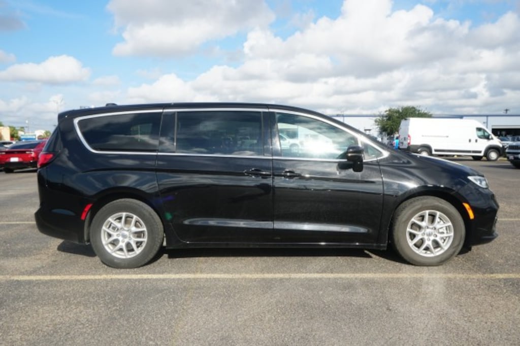 Used 2025 Chrysler Pacifica Select Minivan/Van