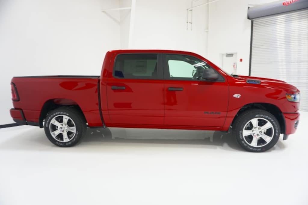 New 2026 Ram 1500 EXPRESS CREW CAB 4X2 5'7 BOX Pickup