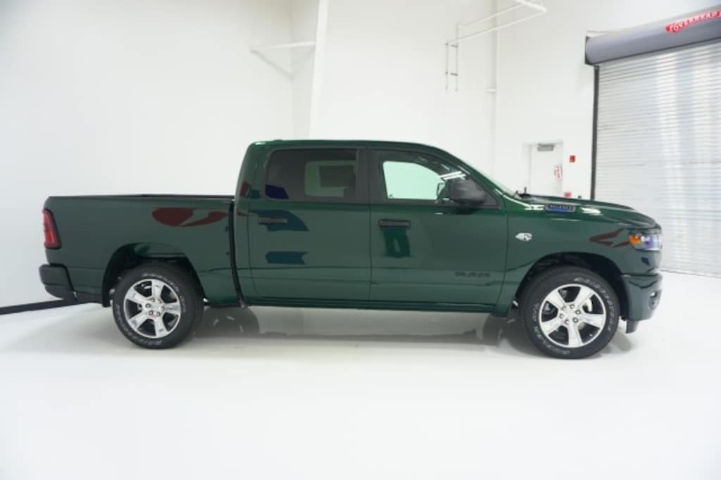 New 2026 Ram 1500 EXPRESS CREW CAB 4X2 5'7 BOX Pickup