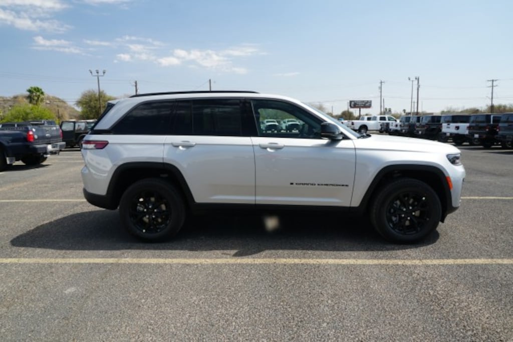 New 2026 Jeep Grand Cherokee LAREDO ALTITUDE 4X2 Sport Utility