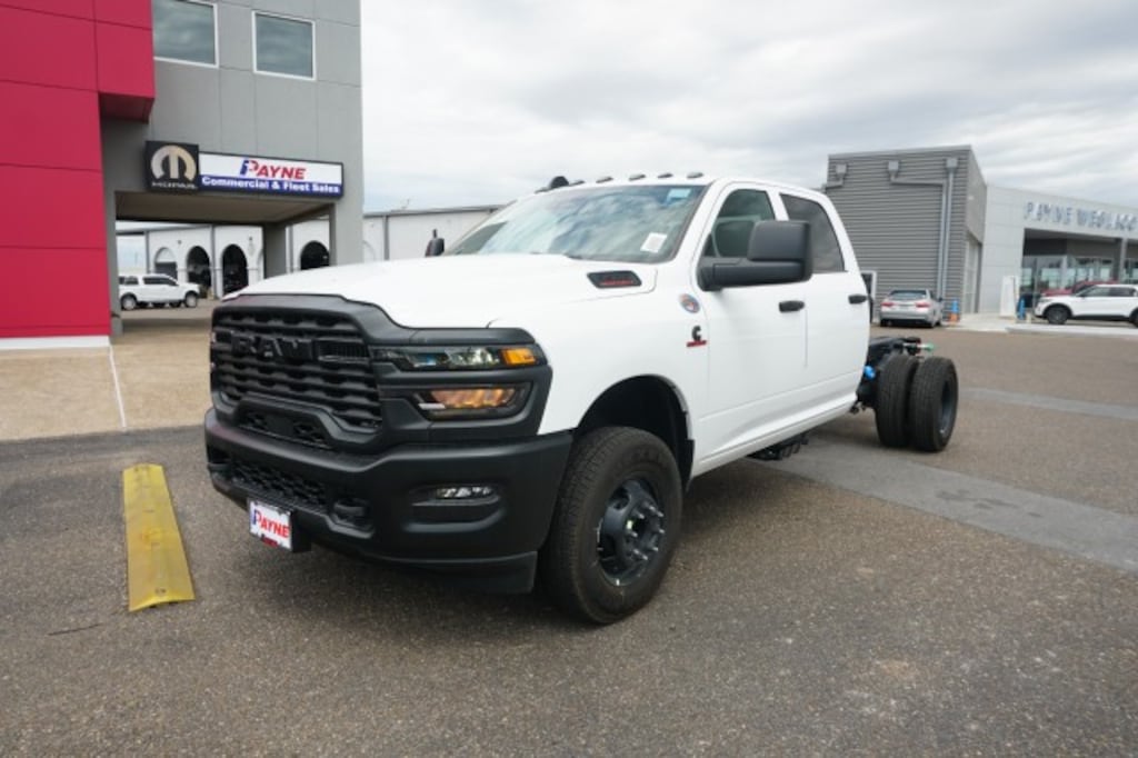 New 2026 Ram 3500 Chassis Cab TRADESMAN CREW 4X4 60' CA Pickup
