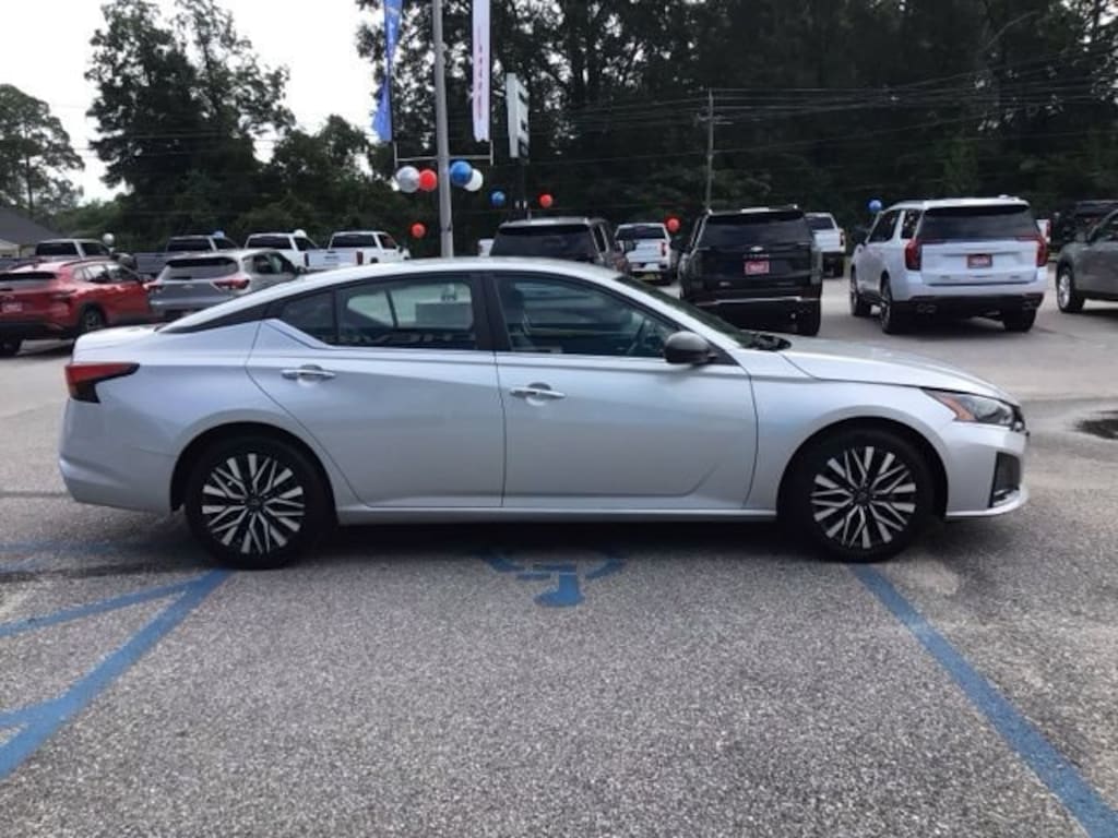 Used 2025 Nissan Altima SV Sedan