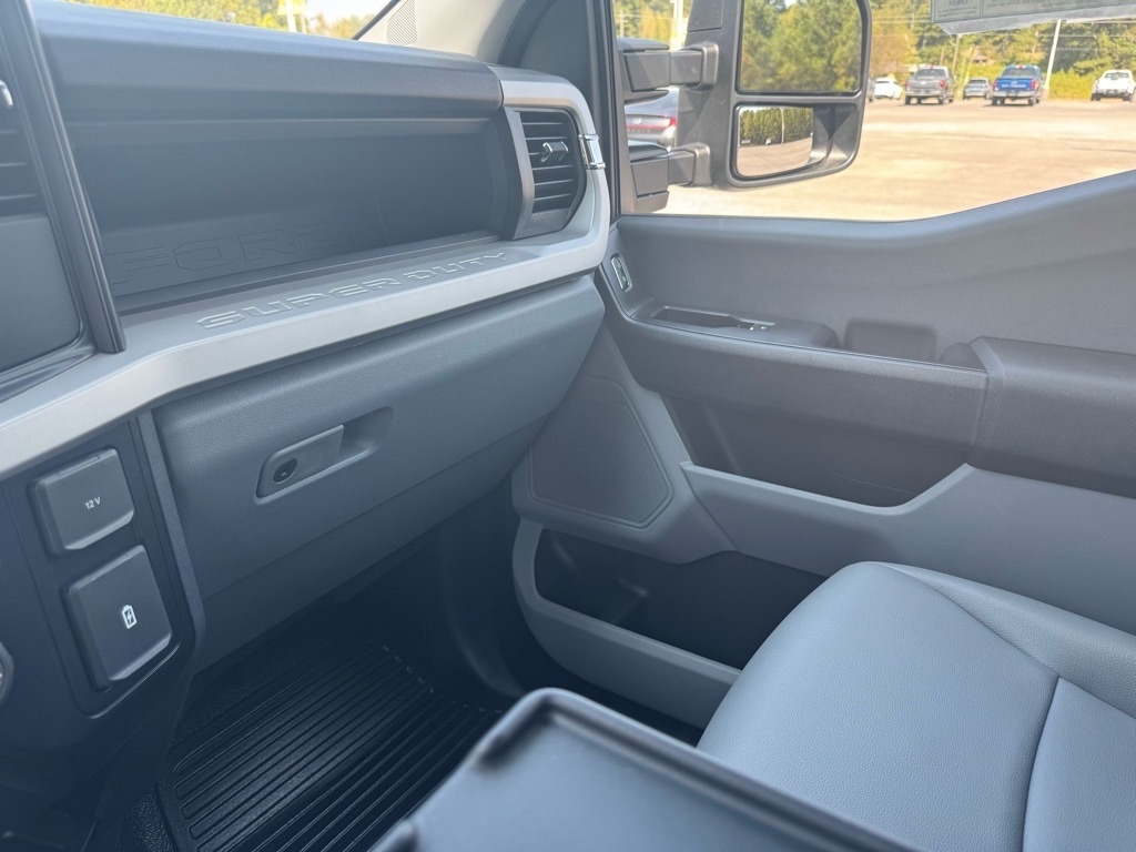 2026 Ford F-350 Super Duty Chassis Cab XL - Photo 35
