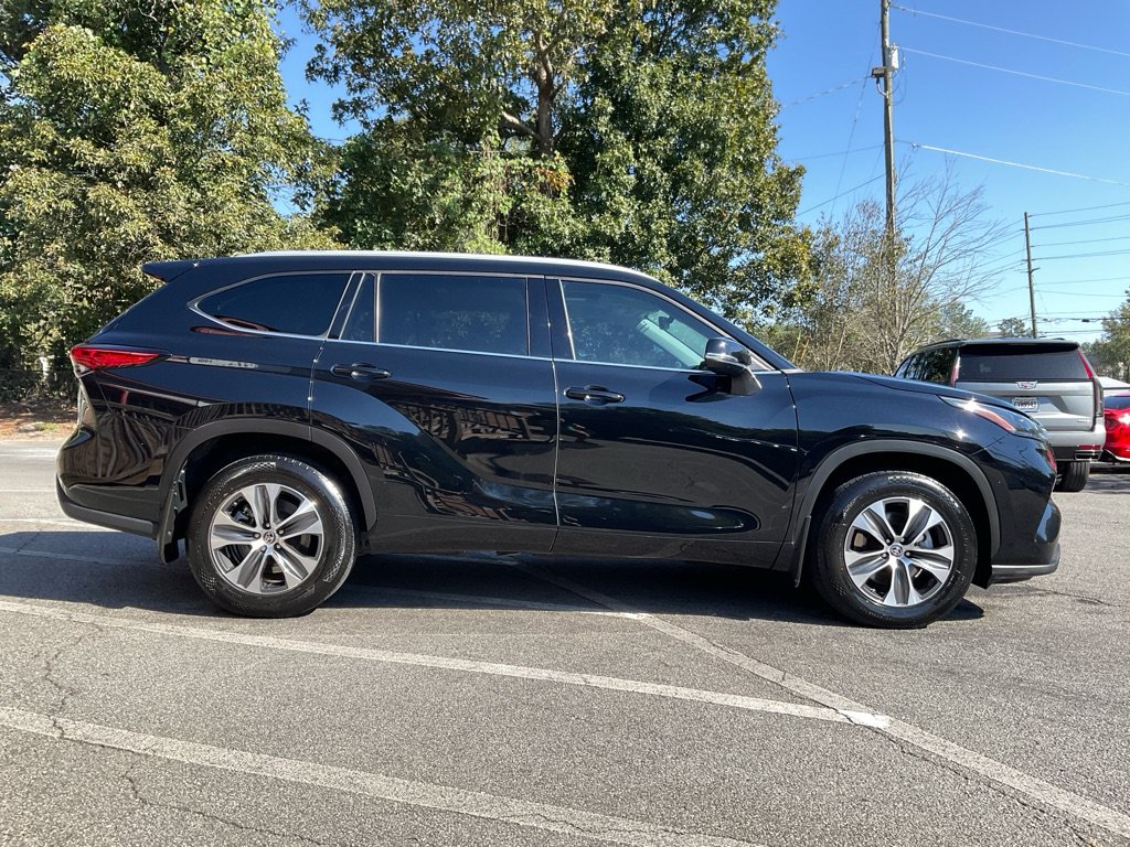 Used 2022 Toyota Highlander XLE Sport Utility