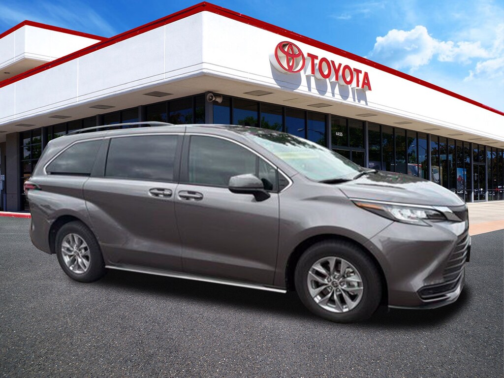 Used 2022 Toyota Sienna LE 8 Passenger Van Passenger Van