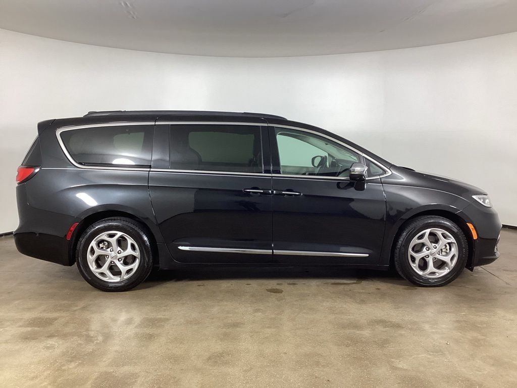 Used 2022 Chrysler Pacifica Limited Minivan/Van