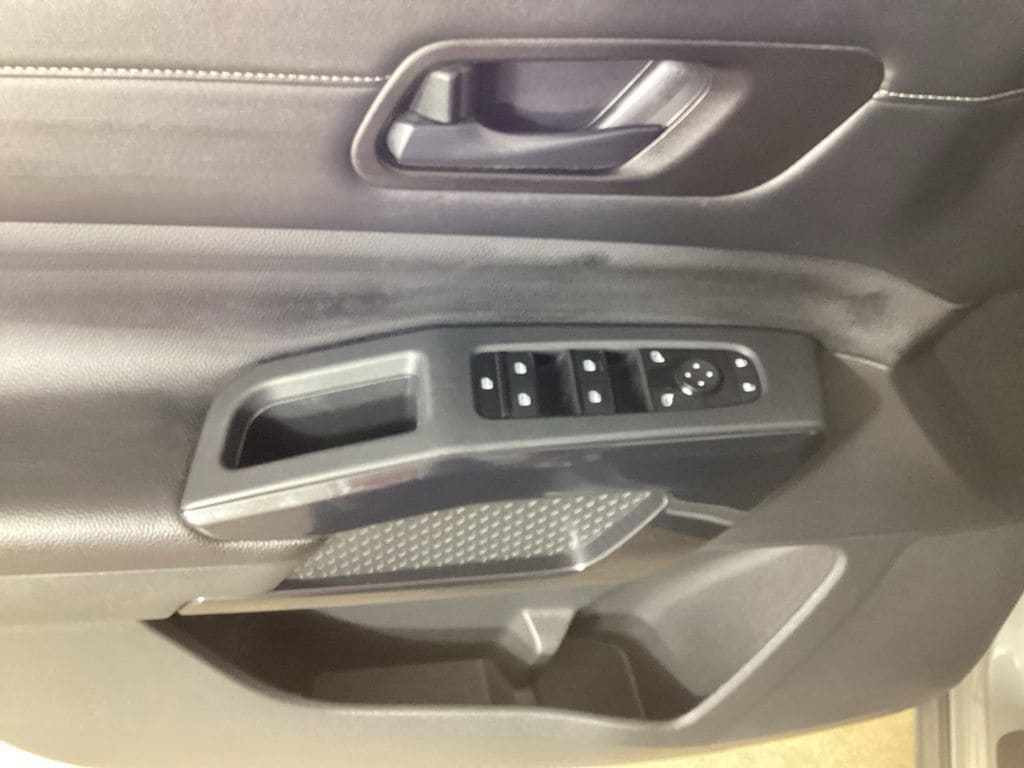 2024 Nissan Pathfinder SV - Photo 11