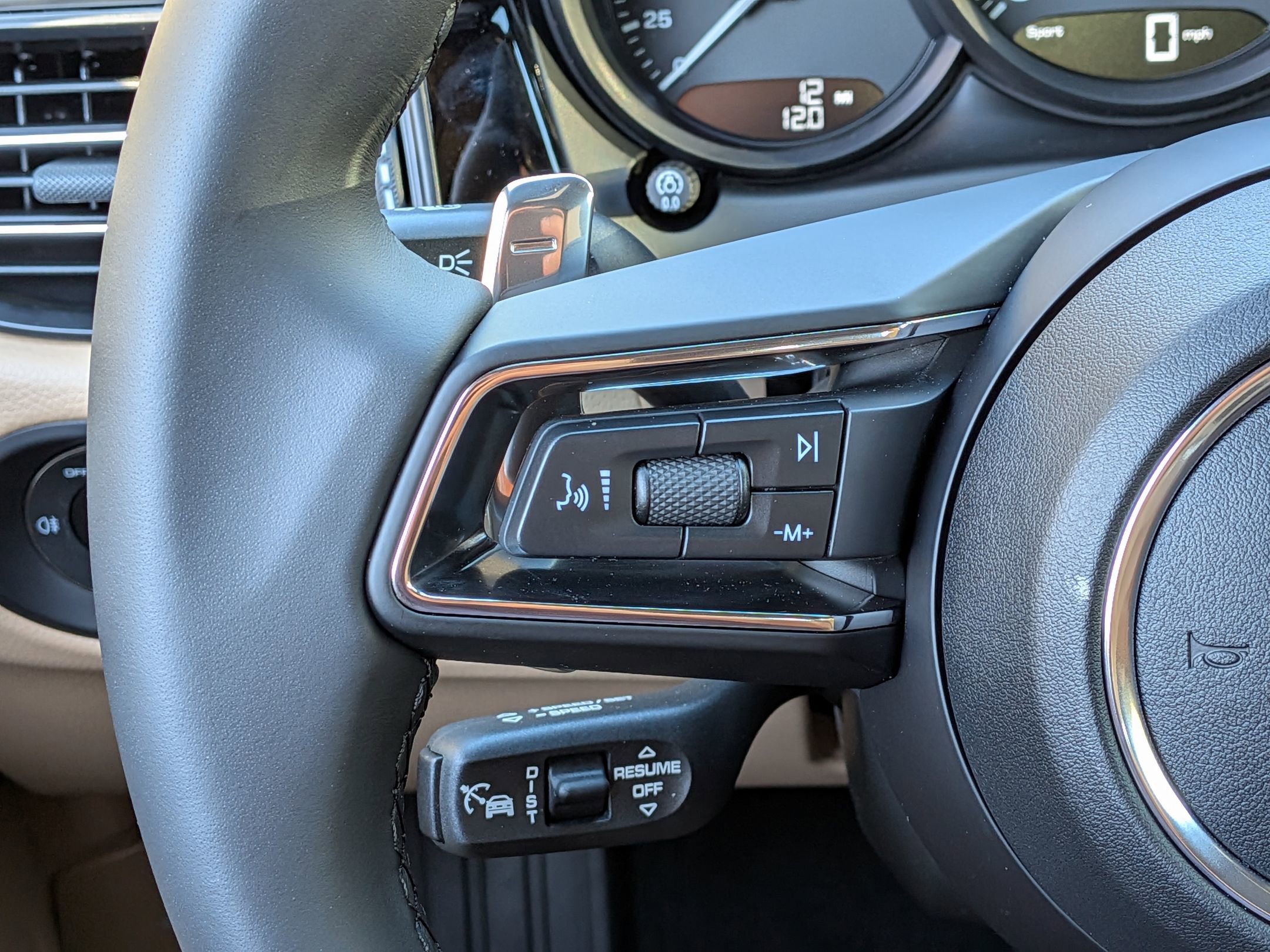 2026 Porsche Macan T - Photo 8