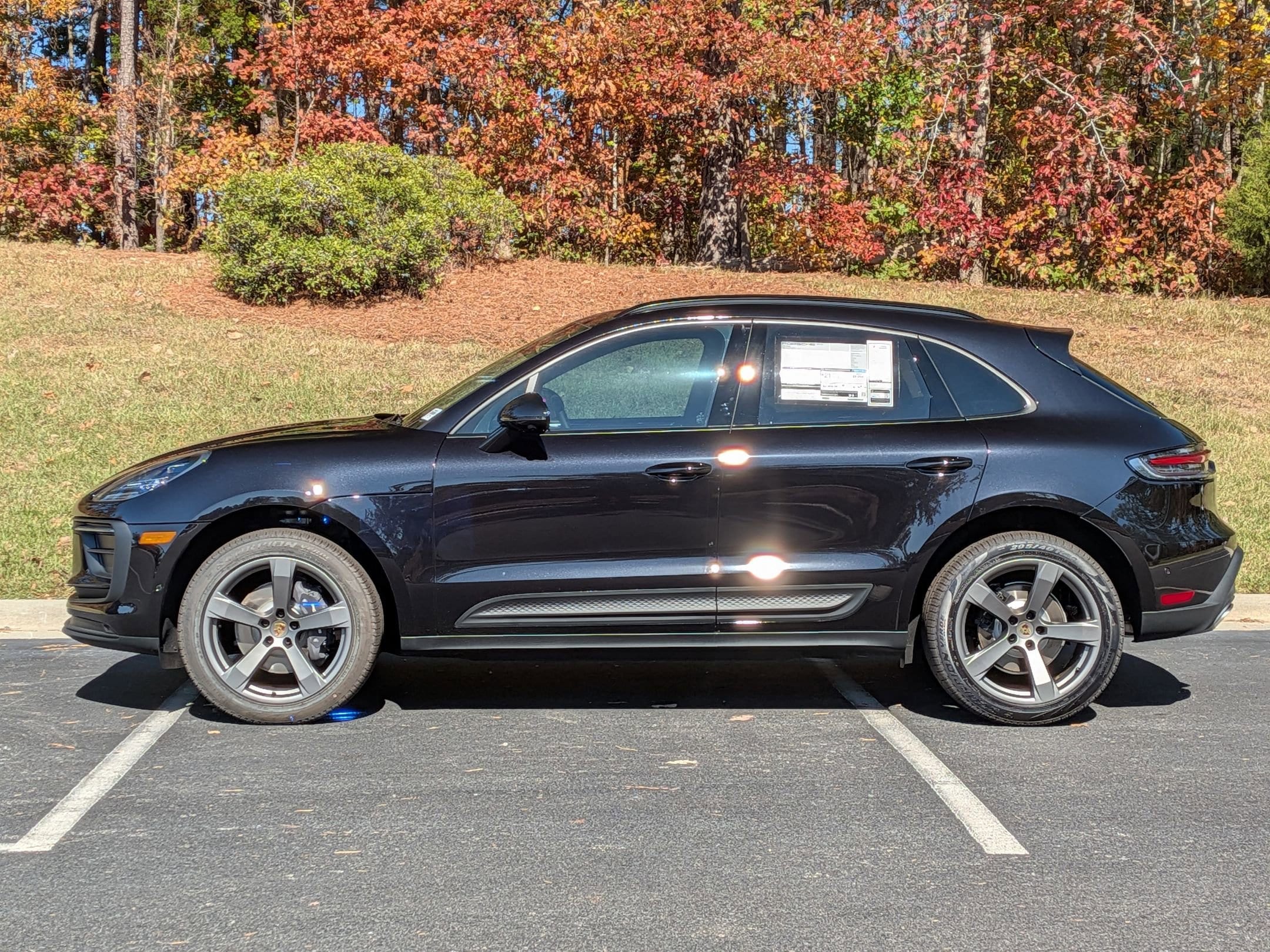 2026 Porsche Macan T - Photo 2