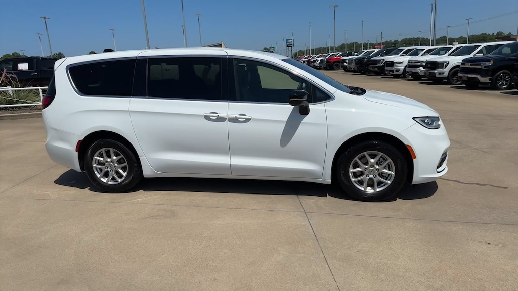 Used 2025 Chrysler Pacifica Select Select FWD