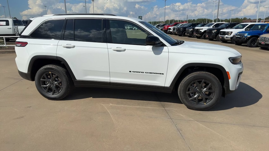 New 2027 Jeep Grand Cherokee Laredo Sport Utility