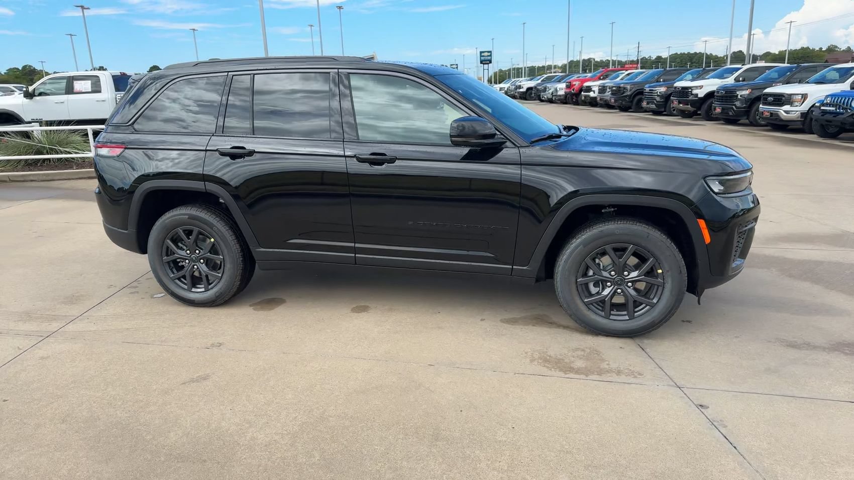 New 2027 Jeep Grand Cherokee Laredo Sport Utility