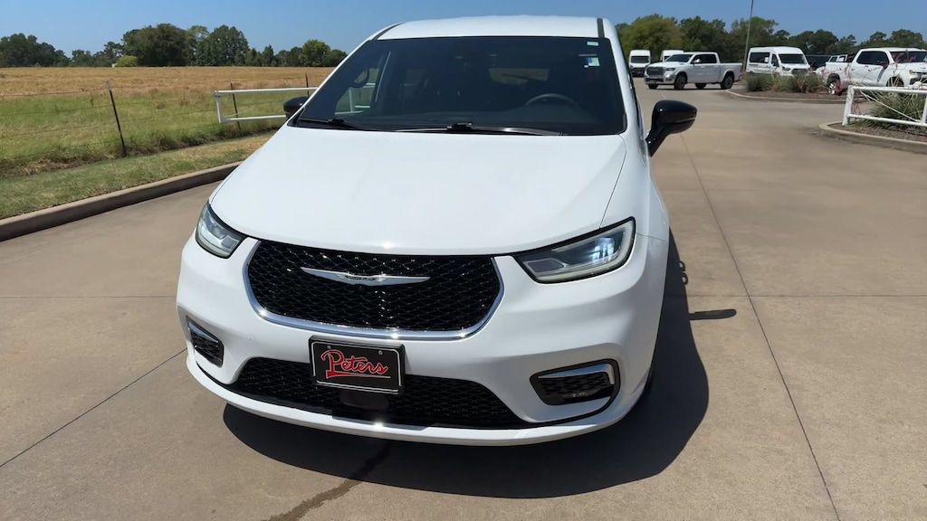 Used 2025 Chrysler Pacifica Select Select FWD