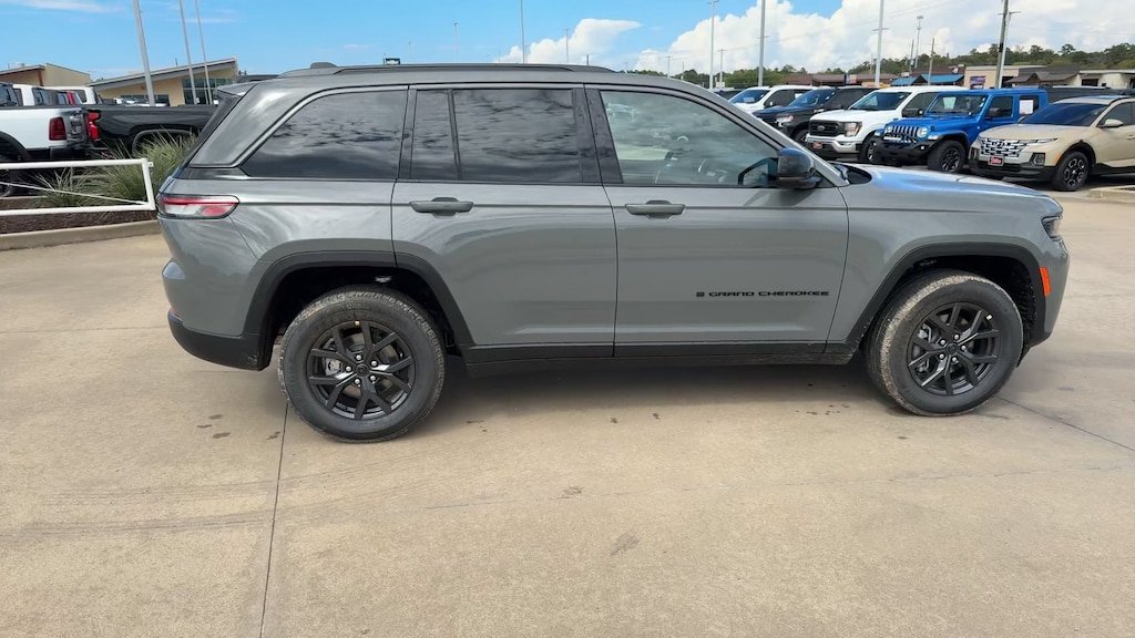 New 2027 Jeep Grand Cherokee Laredo Sport Utility