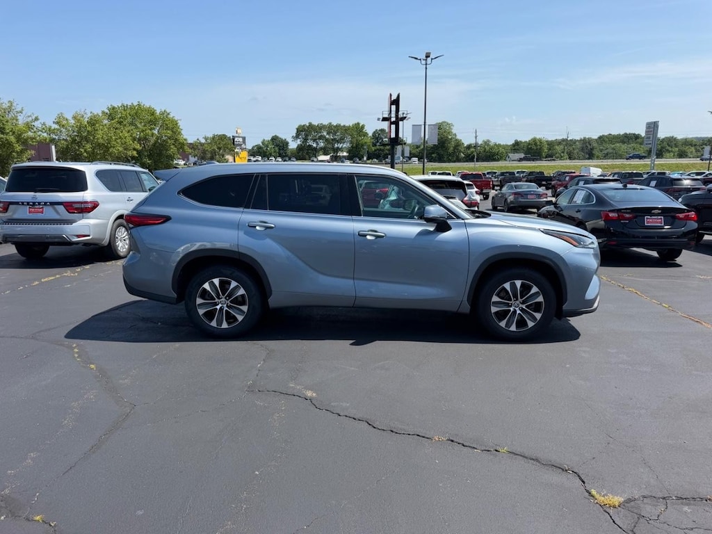 Used 2022 Toyota Highlander XLE FWD (Natl) SUV