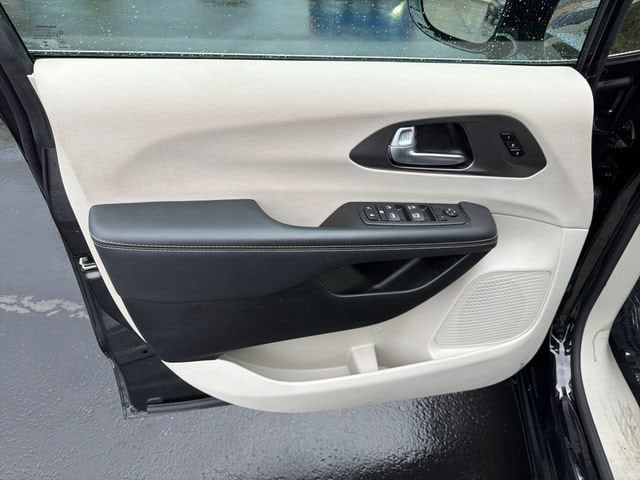 2024 Chrysler Pacifica Touring L - Photo 10