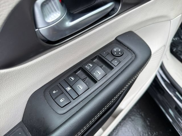 2024 Chrysler Pacifica Touring L - Photo 11